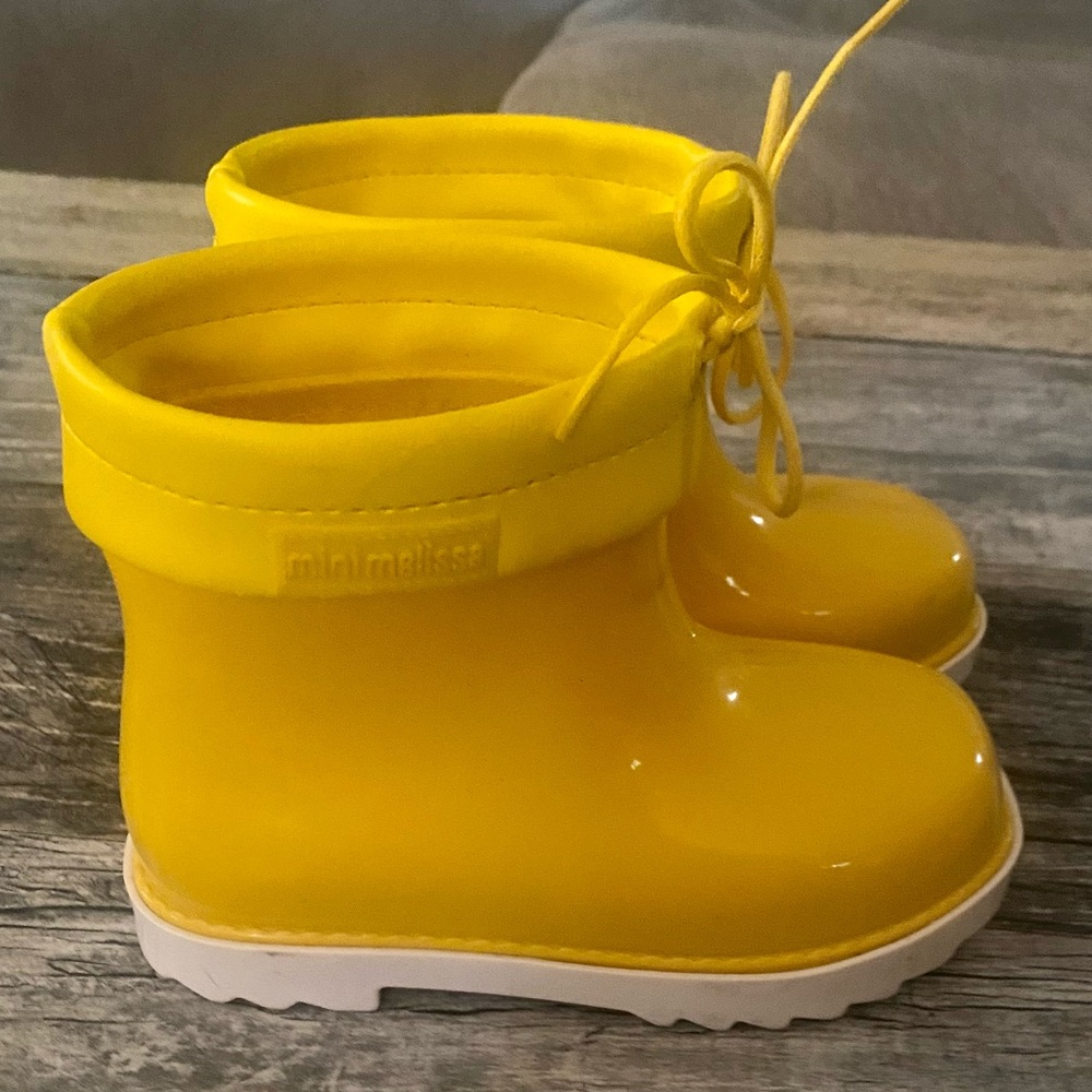 Mini Melissa Bright Yellow Rainboots in EUC!